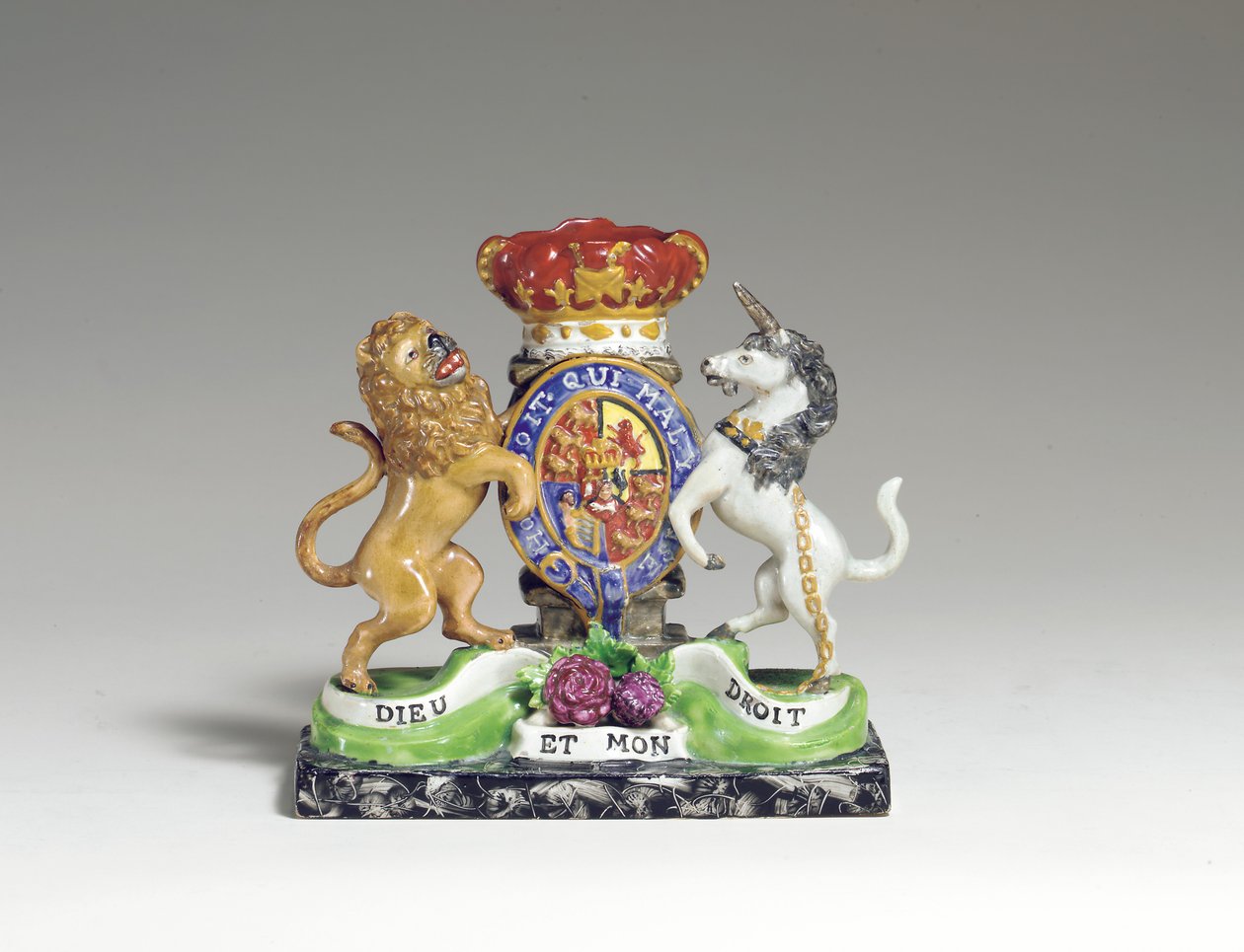 Walton Armorial Spill Vase als britisches Königswappen, ca. 1825 von English School
