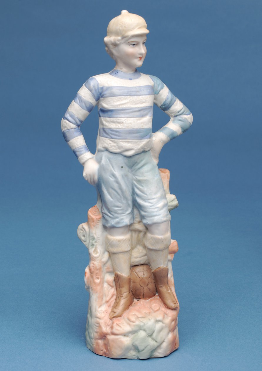 Bisquitfigur eines Jungenfußballers in blau-weiß gestreiftem Trikot, ca. 1890er (Keramik) von English School