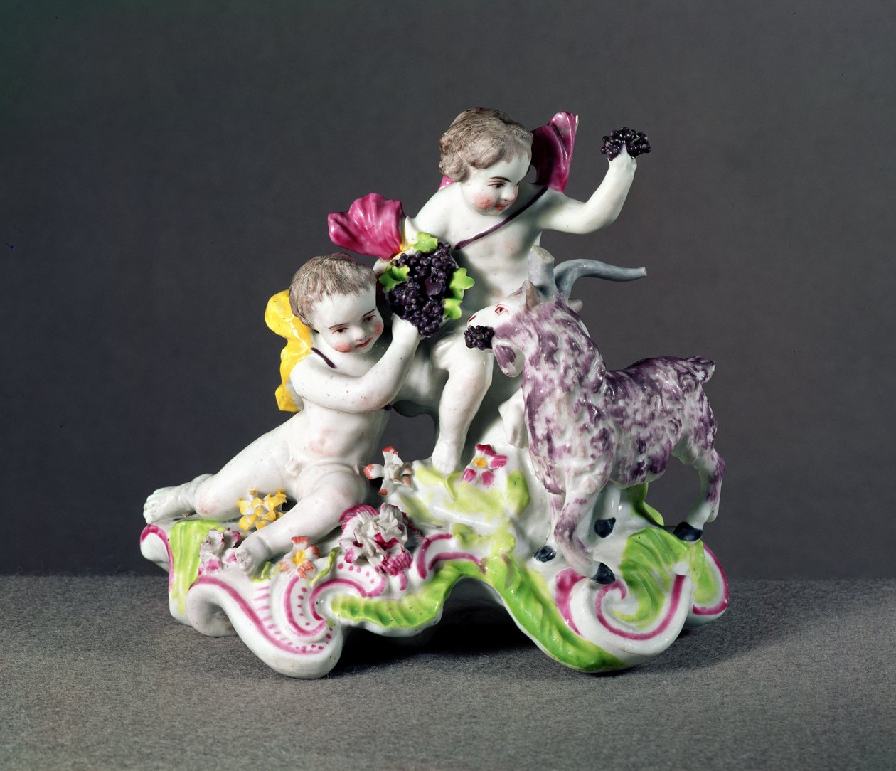 Longton Hall Gruppe, zwei Putti mit Ziege, um 1755 von English School
