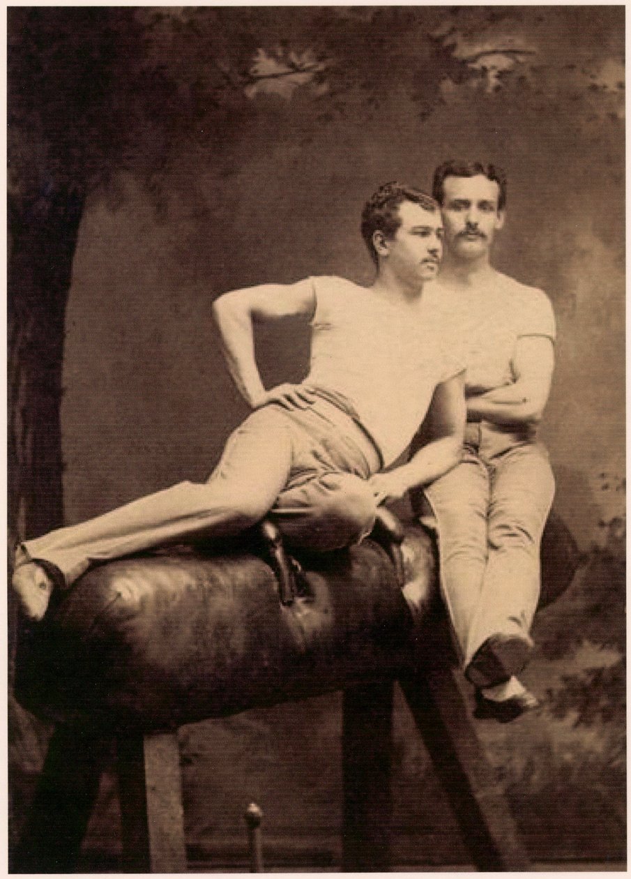 Porträt von zwei Turnern auf einem Pauschenpferd, ca. 1899 von English School