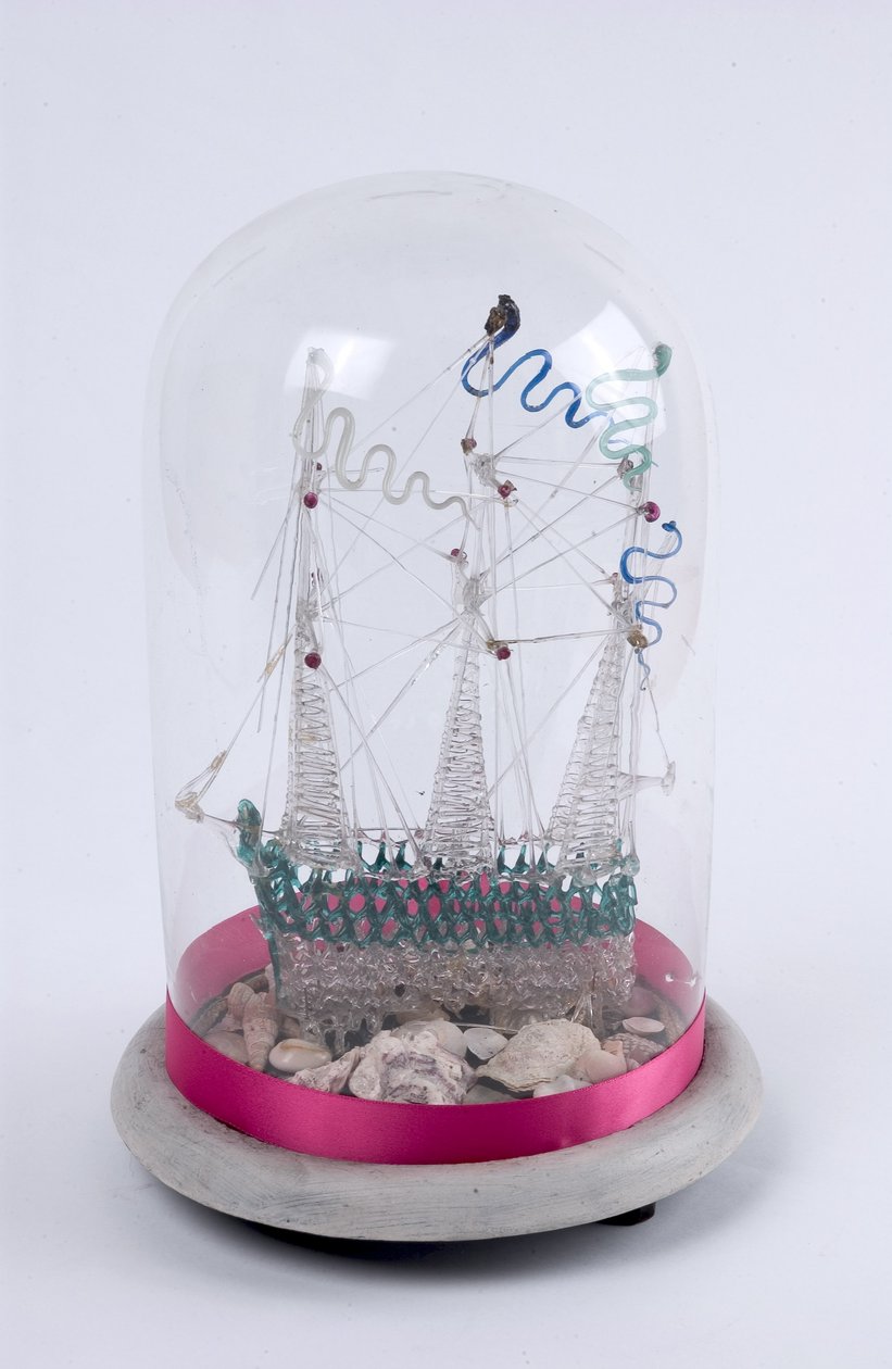 Schiff aus gesponnenem Glas unter einer Glaskuppel, ca. 1820 von English School
