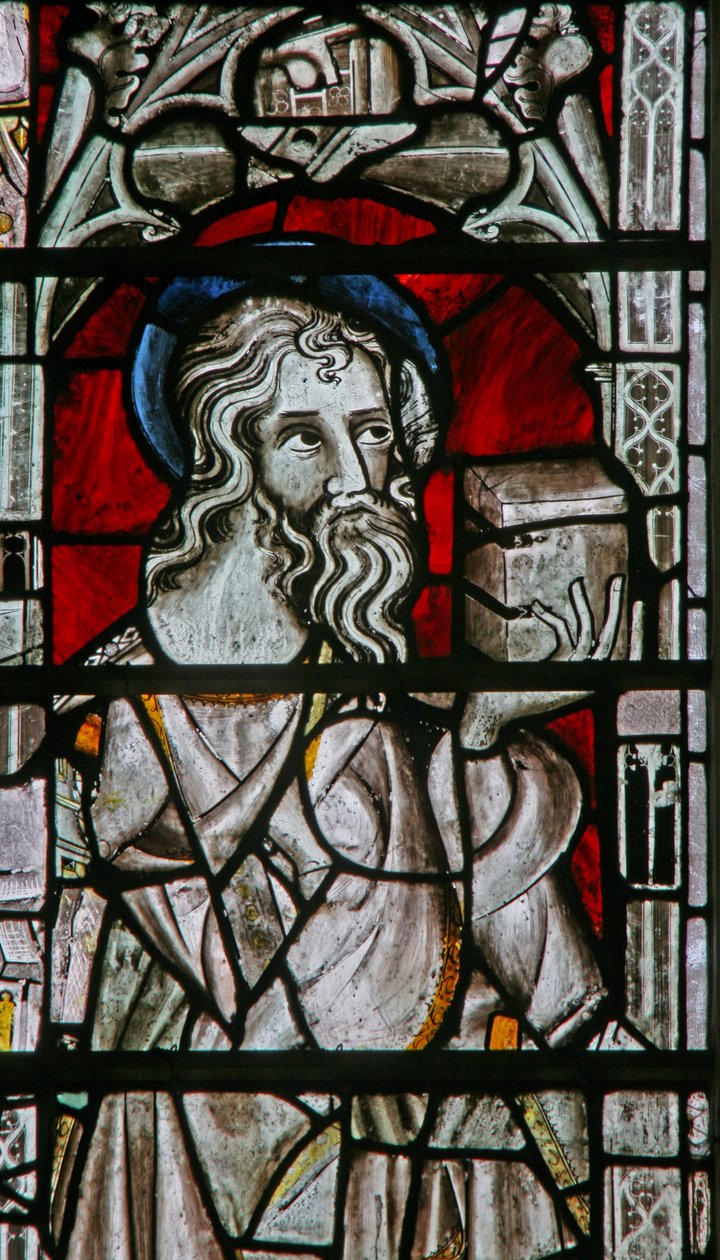 Das Ostfenster (Ew), einen Apostel (St. Matthäus?) darstellend von English School