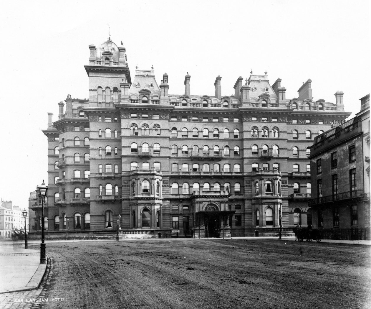 Das Langham Hotel von Portland Place, 1896 von English School