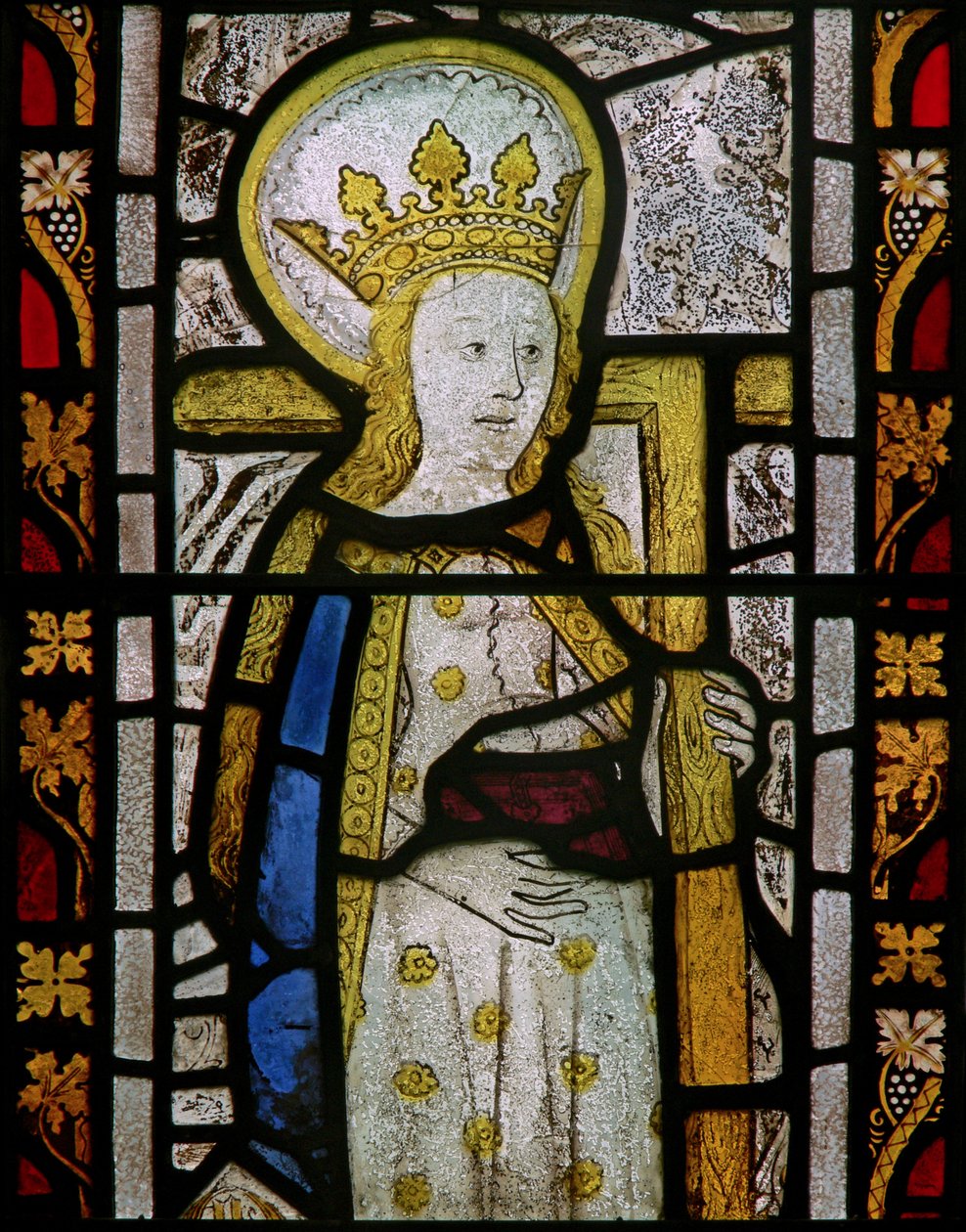 Das Ostfenster, das die heilige Helena darstellt von English School