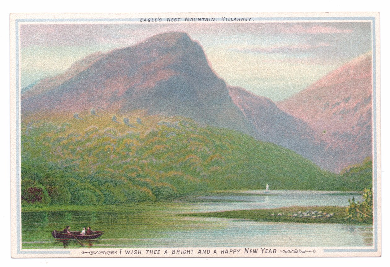 Viktorianische Neujahrskarte von drei Personen in einem Ruderboot auf einem See in der Nähe von Wäldern und Bergen, ca. 1880 (Farblithographie) von English School