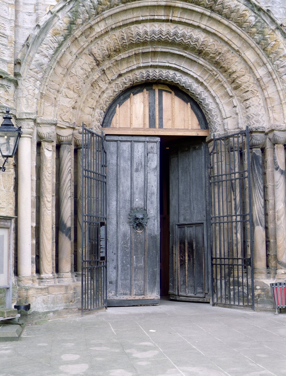 Ansicht der Nordtür der Kathedrale von Durham von English School