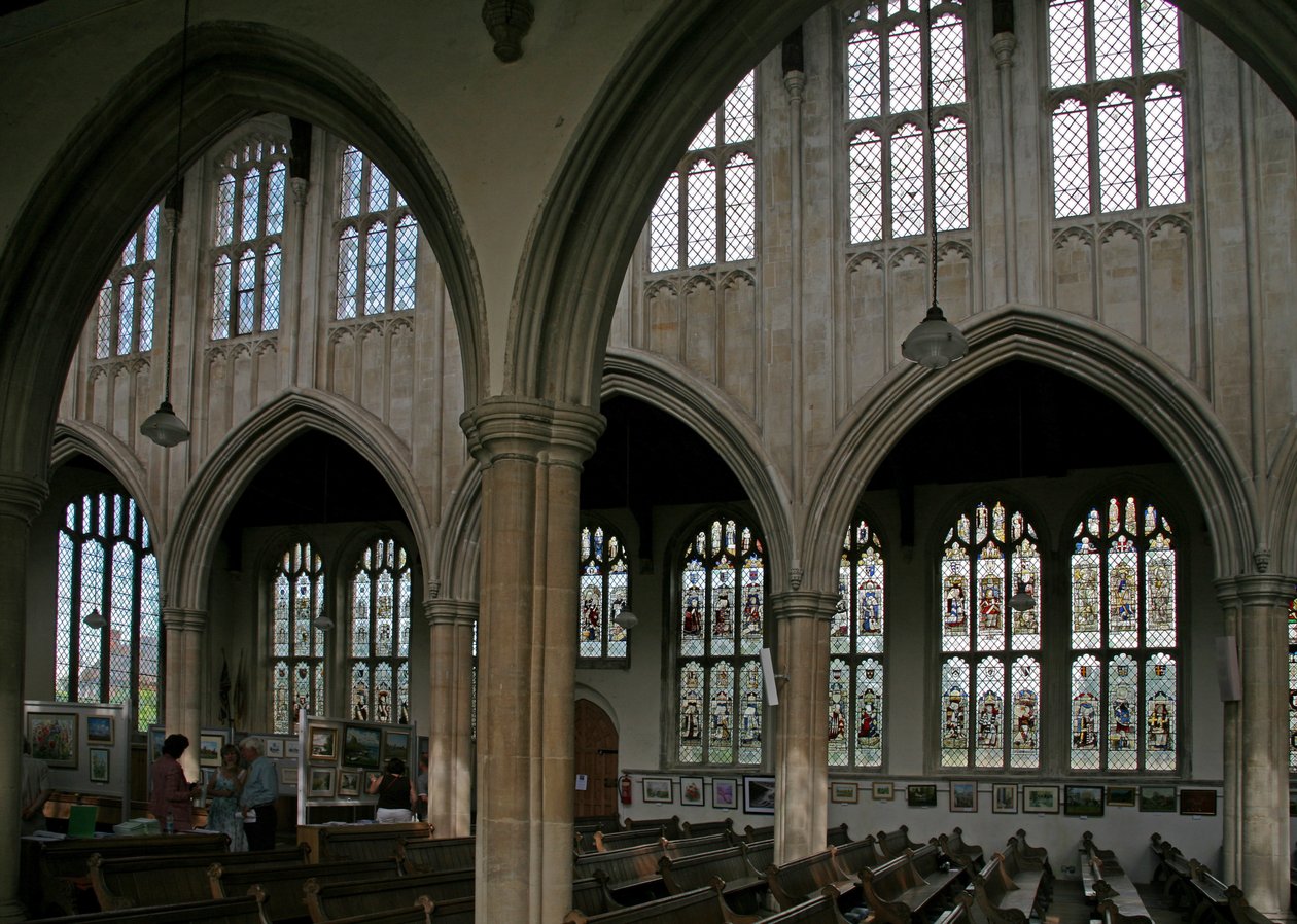 Fenster zeigt einen Blick auf die Nordseite der Kirche von English School