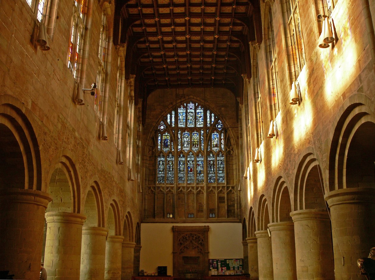 Fenster mit Blick auf das Westende der Kirche von English School