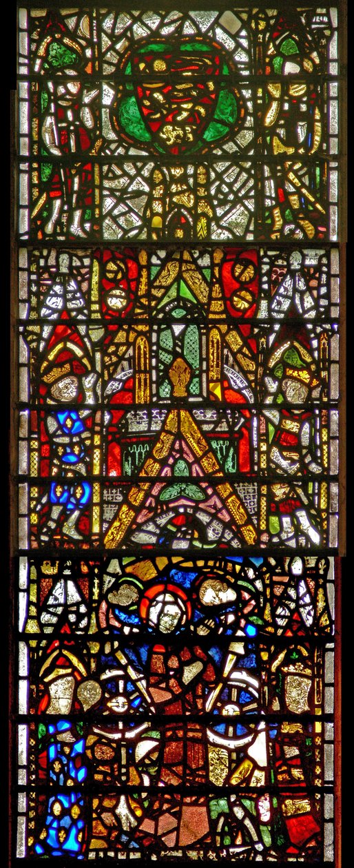 Fenster w42 mit der Folterung der hl. Katharina: oben ein königliches Wappen von English School