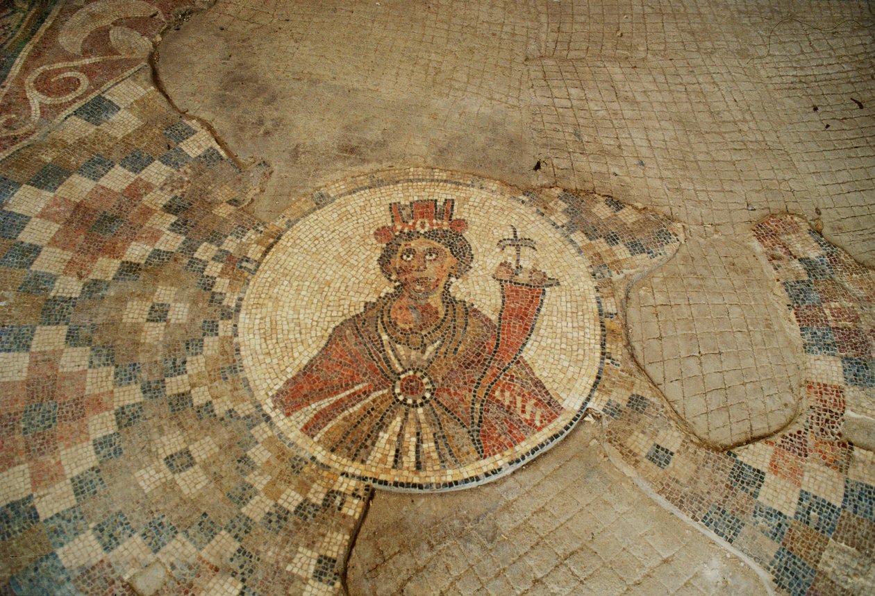 Ein Mosaik, das Tyche, die Göttin des Glücks, zeigt, aus der halbkreisförmigen Exedra an der Paladiusstraße von Erich Lessing