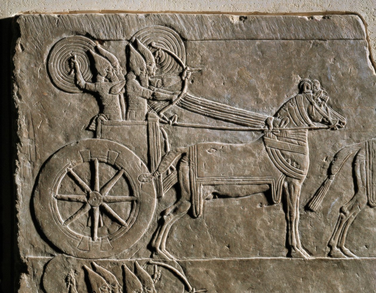 Assyrischer Kriegswagen mit Wagenlenker von Erich Lessing