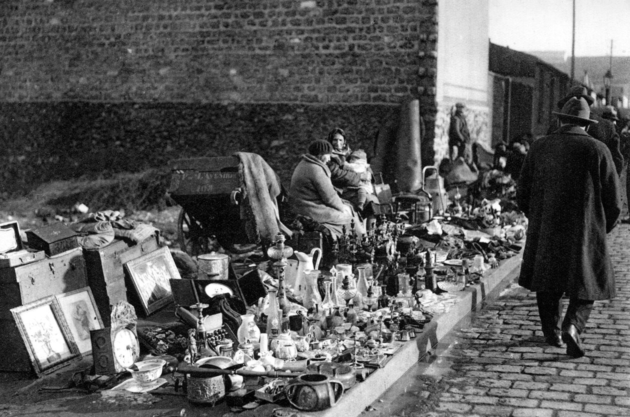 Eine Warenausstellung auf dem Flohmarkt, Paris von Ernest Flammarion
