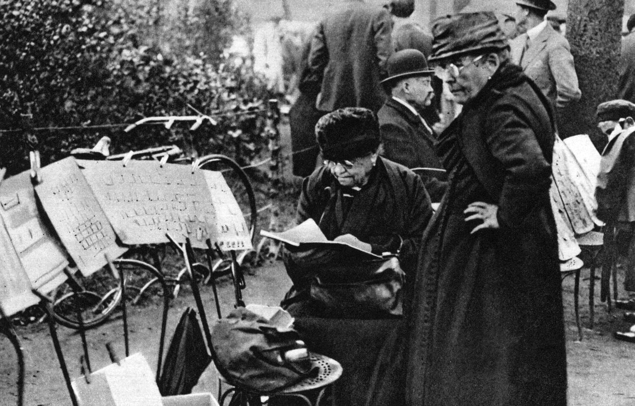 Briefmarkenverkäufer auf den Champs Elysees, Paris, 1931 von Ernest Flammarion