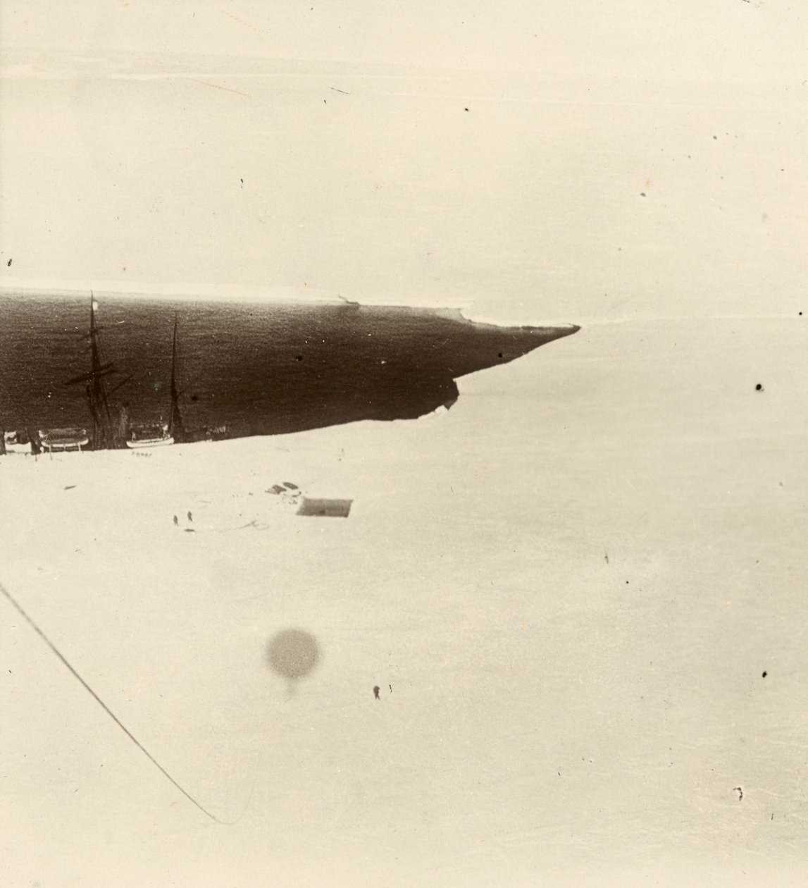 Blick vom Ballon auf das Plateau. Aus dem Album von Sir Ernest Henry Shackleton mit dem Titel National Antarctic Expedition (1901-1903) von Ernest Henry Shackleton