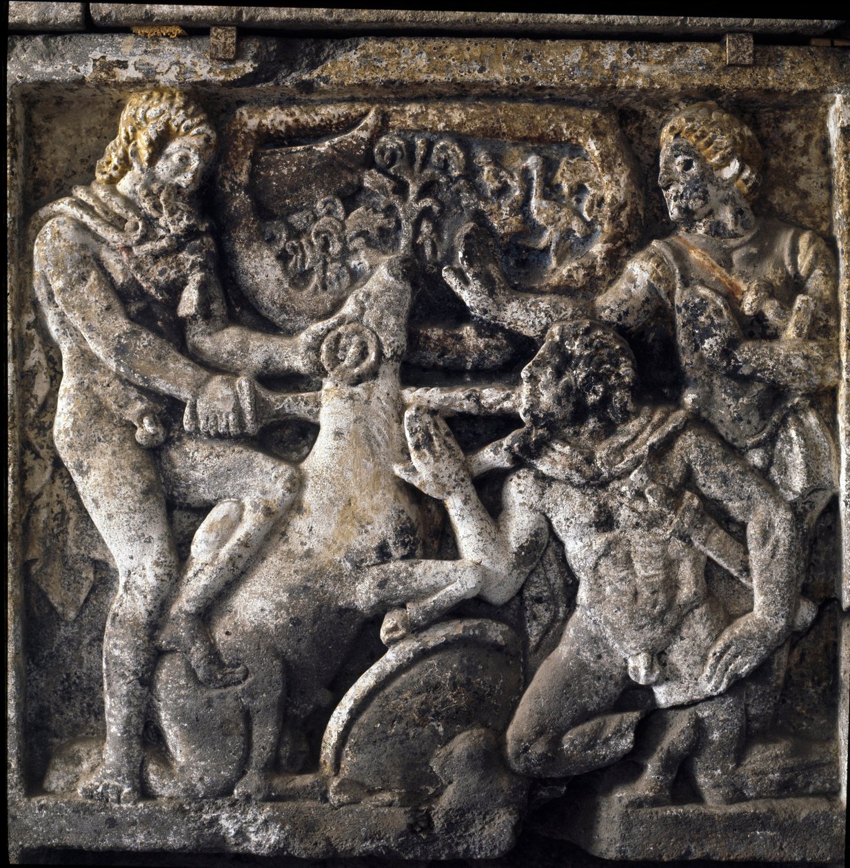 Etruskische Kunst: „Odysseus im Reich der Toten opfert ein Schaf, um den blinden Seher von Theben, Teiresias, zu konsultieren“. Episode aus Homers Odyssee. Detail eines Flachreliefs eines Sarkophags aus dem 4. oder 3. Jahrhundert v. Chr. Aus Torre San Seve von Etruscan