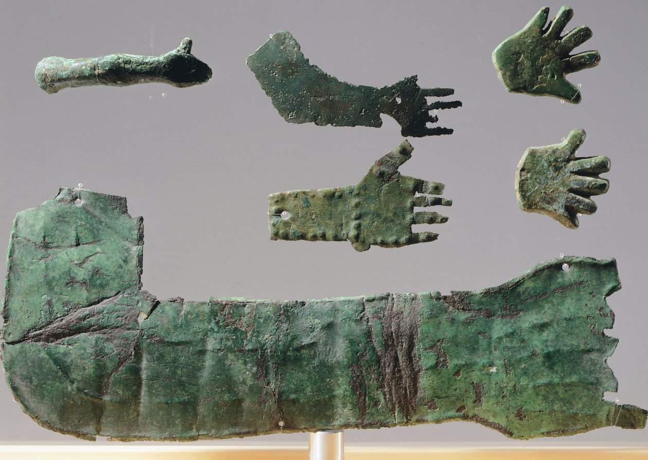 Ex-voto in Bronzeplatte, Darstellung der oberen Gliedmaßen. Artefakte aus den Objekten des Heiligtums von Reithia Este (Venetien). Etruskische Zivilisation, 5.-4. Jahrhundert v. Chr. von Etruscan