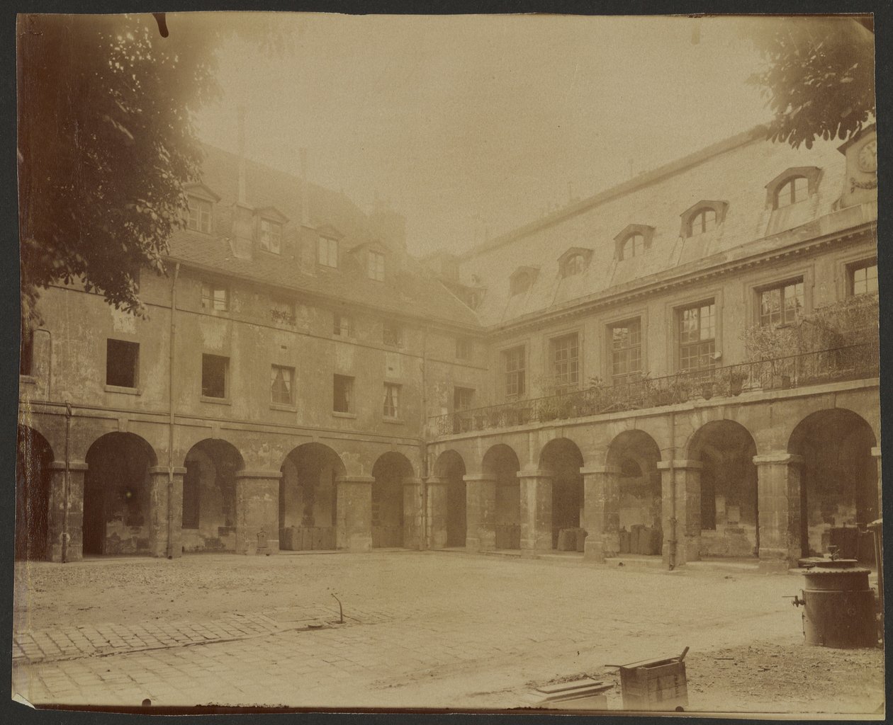 [Arkadenhof] von Eugène Atget