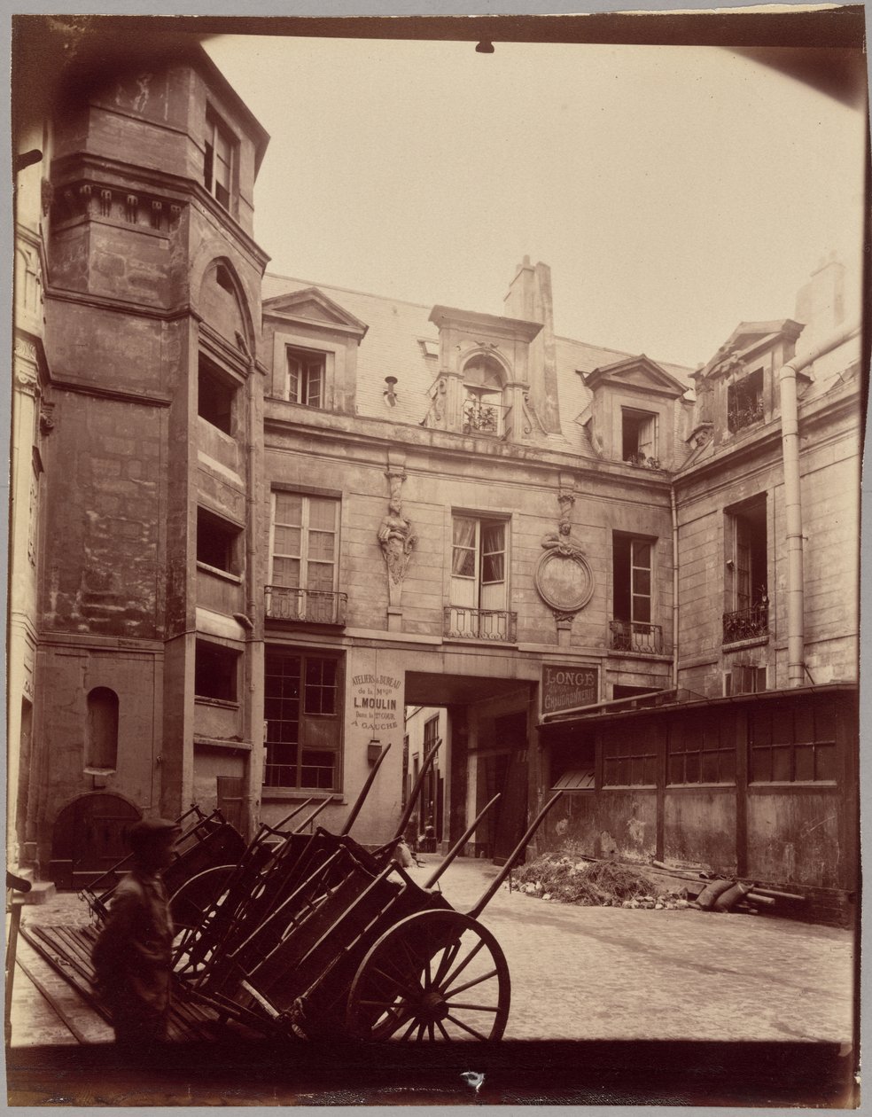 Hof Charlemagne, Hôtel du Prévot, 16 rue Charlemagne von Eugène Atget