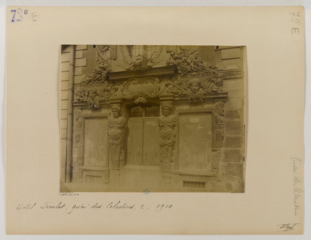 Pforte, Fassade zur Straße, Hôtel de Fieubet (Hôtel de la Valette, École Massillon), 2 Quai des Célestins, 4. Arrondissement, Paris von Eugène Atget