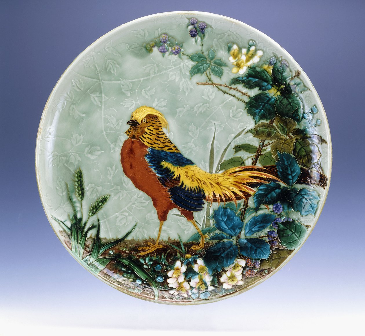 Ein großer Emile Diffloth glasierter Irdenware-Teller, der einen Goldfasan darstellt von Eugène Carrière