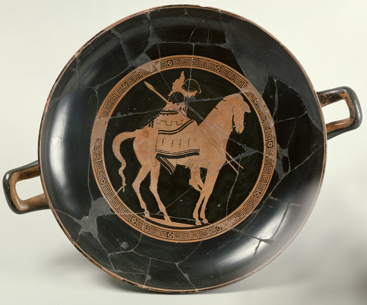 Attische rotfigurige Schale, die einen Reiter auf einem Pferd darstellt (Keramik) von Euphronios
