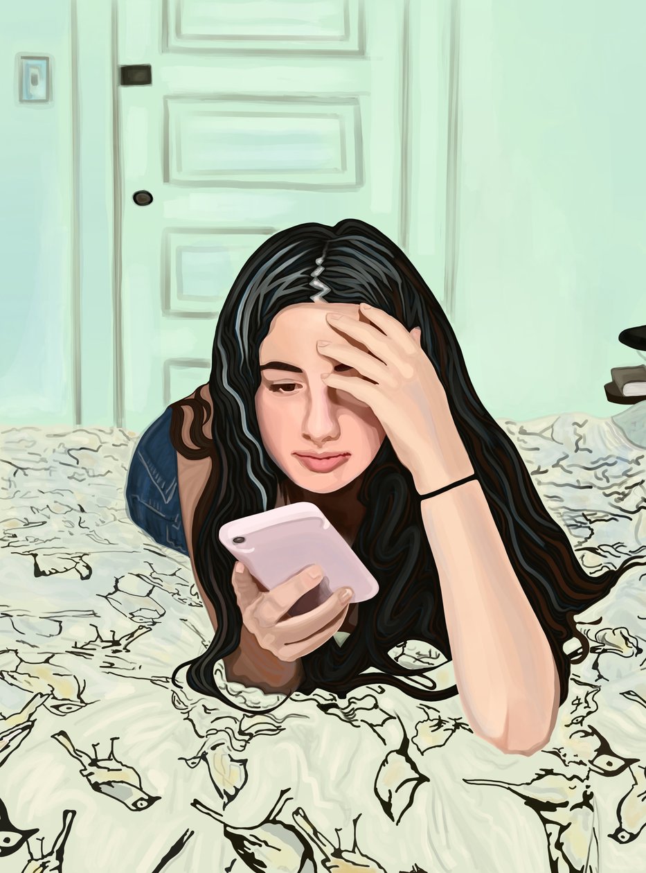 Mädchen auf Bett schaut auf Smartphone von Evan Sklar