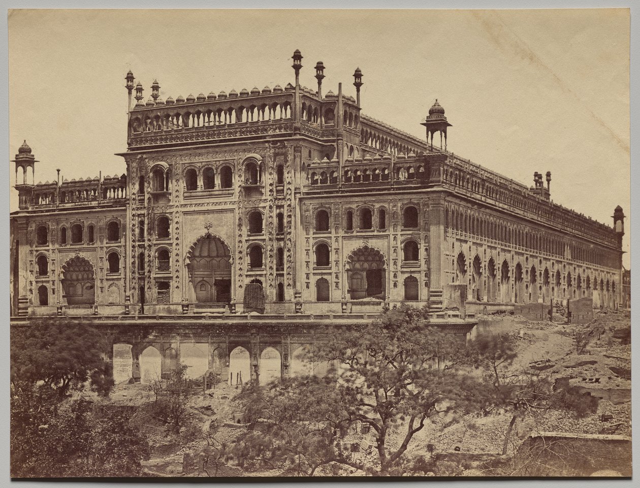 Äußeres von Asaf-ud-Daulas Imambara oder Grab von Felice A. Beato