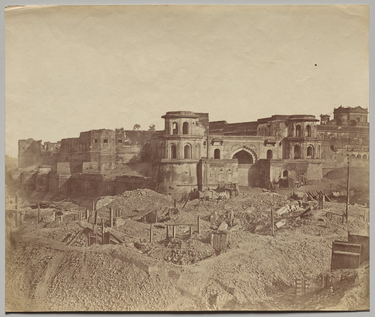 Die Mucha Bawn oder die alte Zitadelle von Lucknow von Felice A. Beato