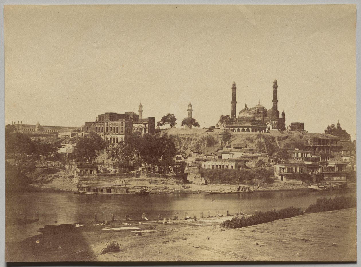 Das Muchee Bhawan Fort und der Gomti-Fluss von der Steinbrücke aus gesehen von Felice A. Beato