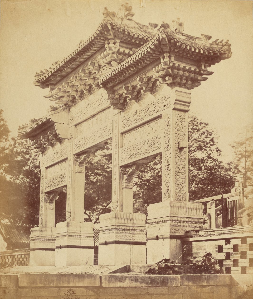 Bogen im Lama-Tempel in der Nähe von Peking, Oktober 1860 von Felice Beato