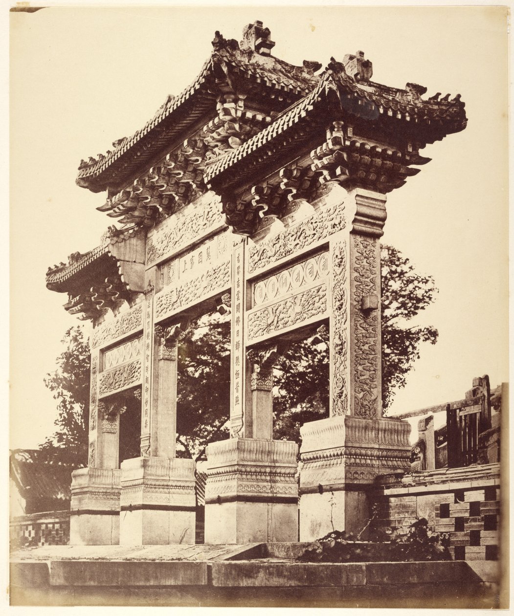 Bogen im Lama-Tempel in der Nähe von Peking, Oktober 1860 von Felice Beato