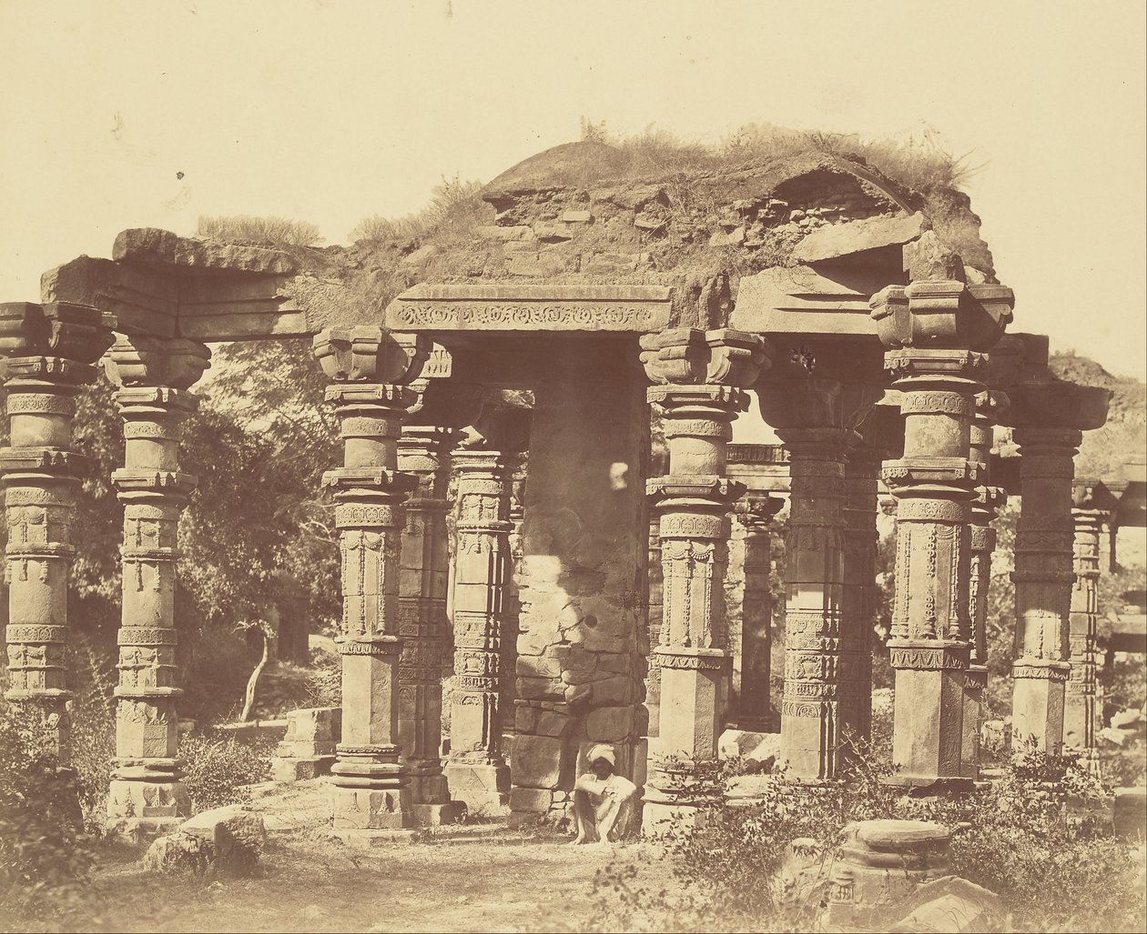 Außenansicht des Hindu-Tempels in Kootub von Felice Beato