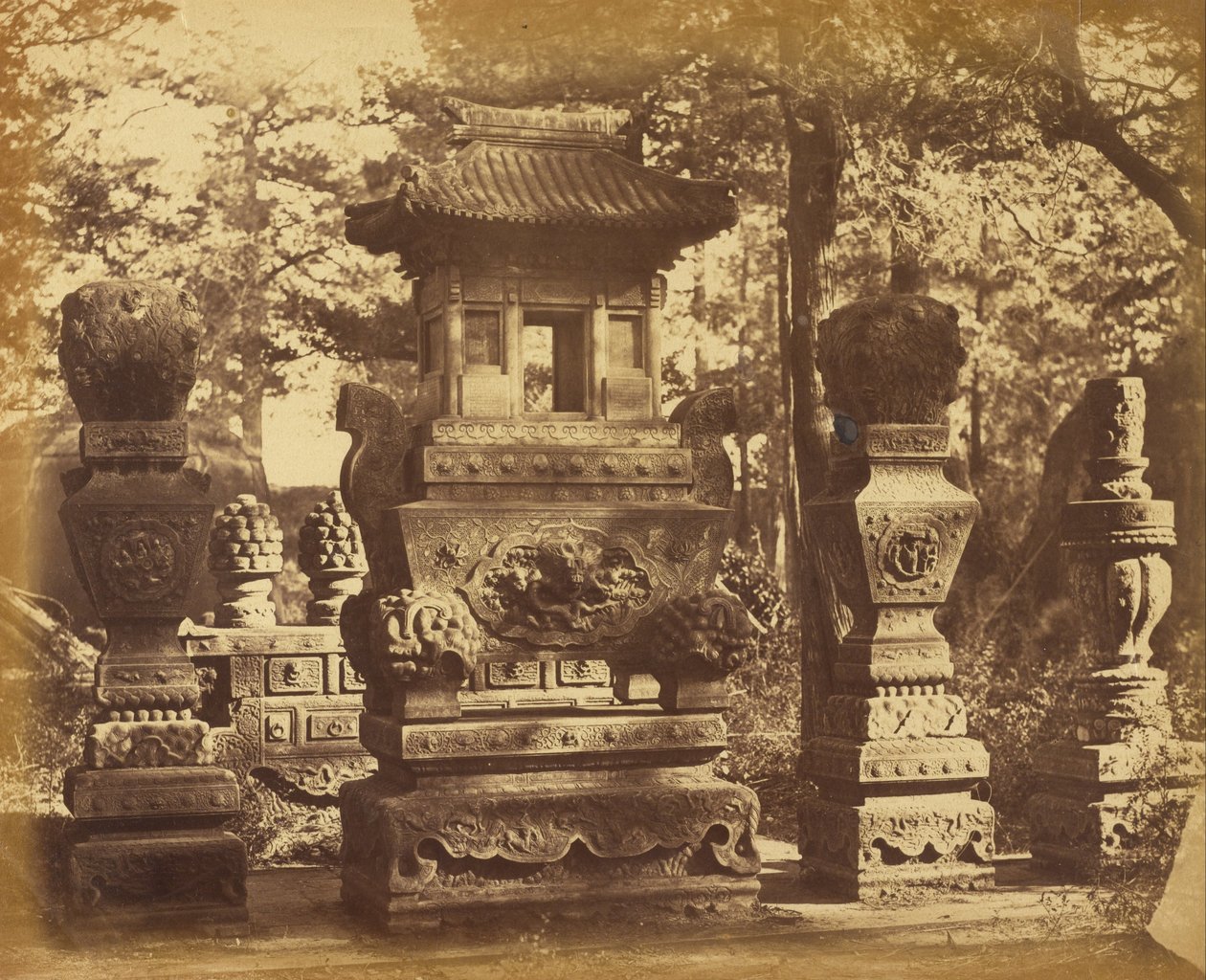 Inneres des Grabes im Depot in der Nähe von Peking, Oktober 1860 von Felice Beato