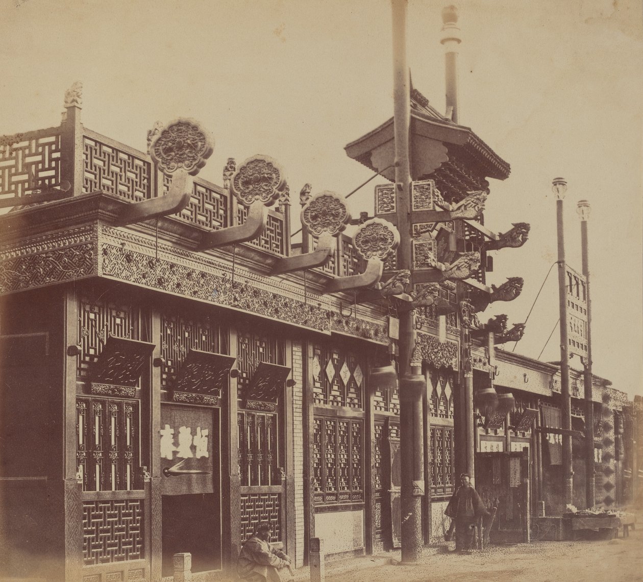 Geschäfte und Straße, Chinesische Stadt Peking, Oktober 1860 von Felice Beato