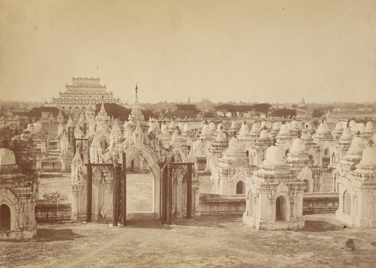 Die 450 Pagode von der Zentralpagode - Mandalay von Felice Beato