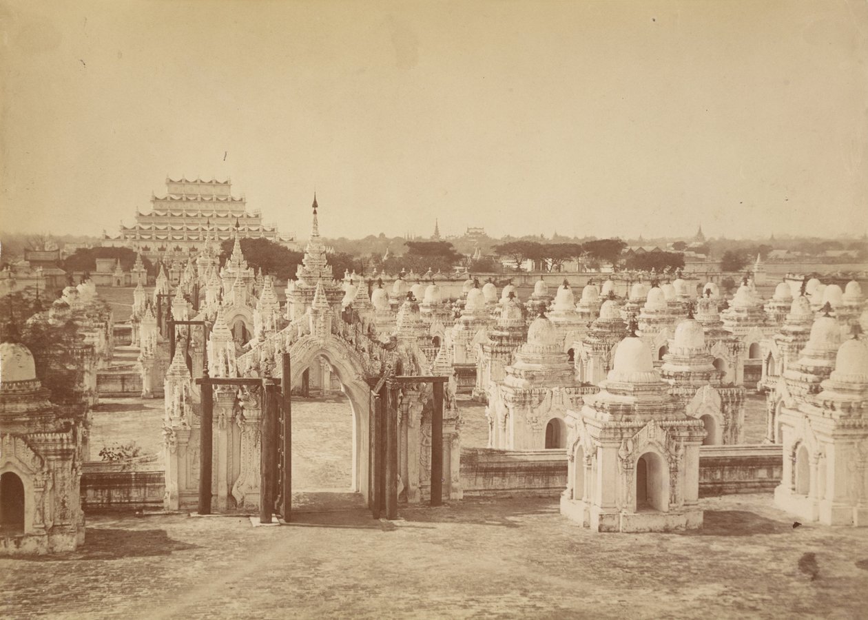 Die 450 Pagode von der zentralen Pagode - Mandalay von Felice Beato