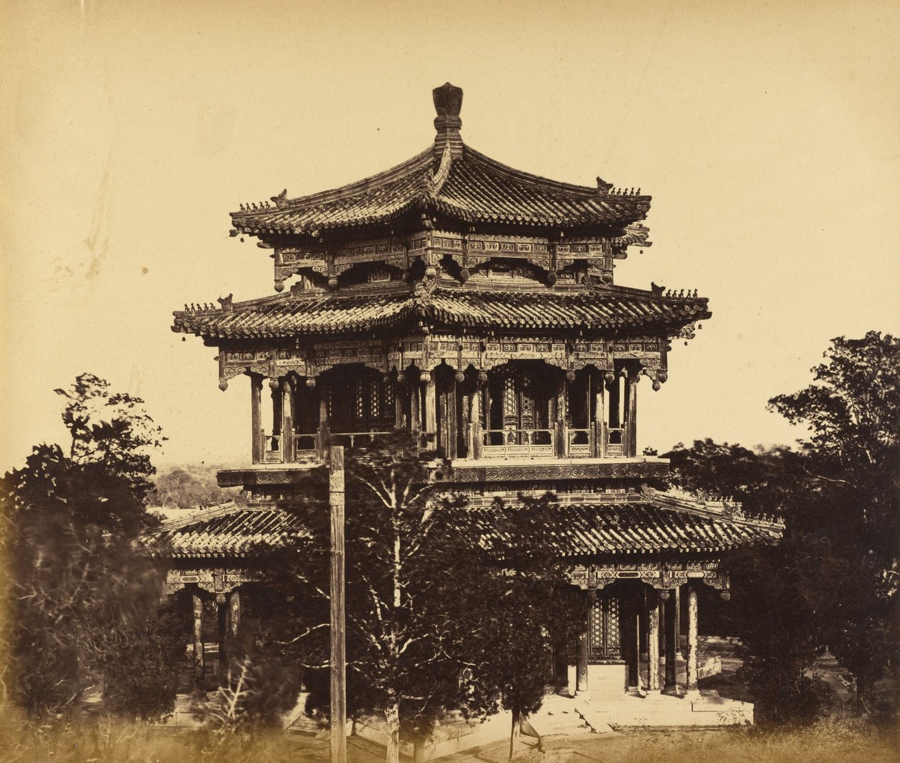 Der große Kaiserpalast (Yuan Ming Yuan) vor dem Brand, Peking, 18. Oktober 1860 von Felice Beato