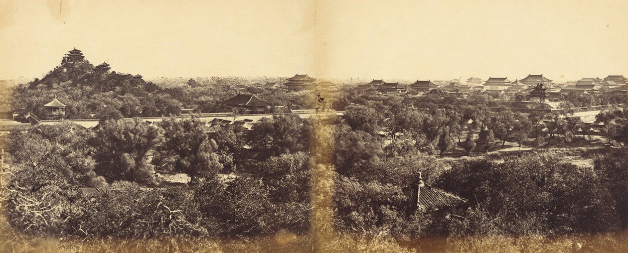Ansicht des Kaiserlichen Winterpalastes, Peking, mit dem künstlichen Hügel, 29. Oktober 1860, 1860 von Felice Beato