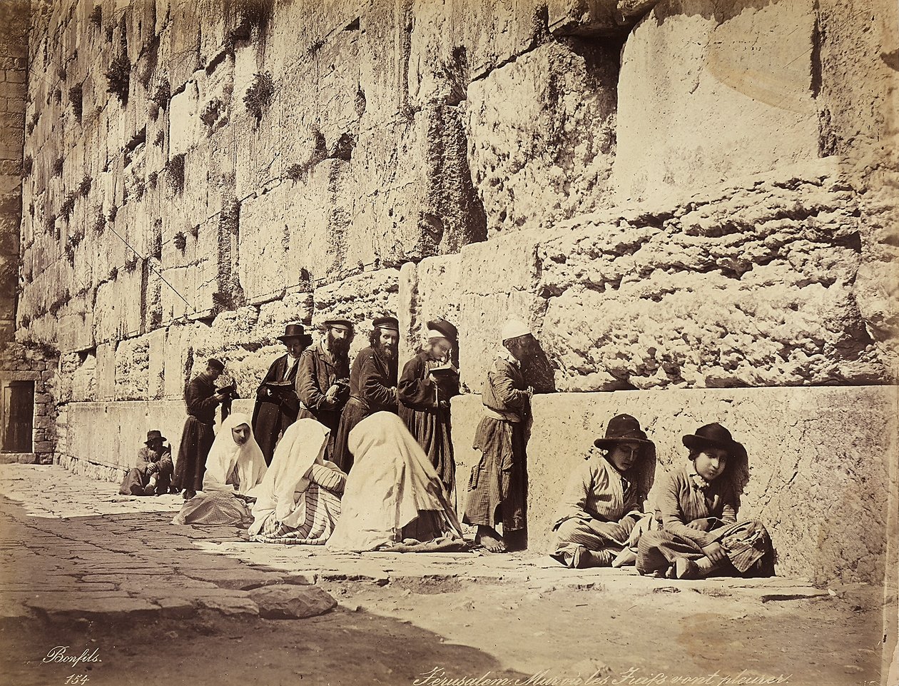 Eine Gruppe von Israeliten, die an der Klagemauer (oder Westmauer) in Jerusalem beten von Félix Bonfils