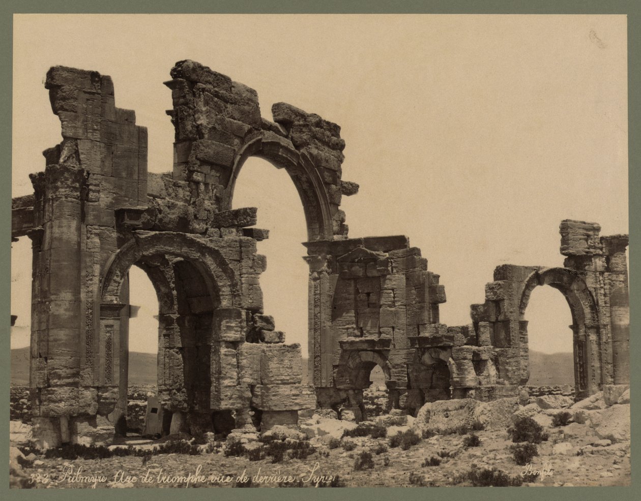 Eingang zur Großen Kolonnade, Palmyra, ca. 1875 (Albuminabzug) von Félix Bonfils