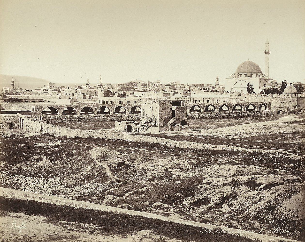 Panoramablick auf ein bewohntes Gebiet mit einer Moschee in Israel von Félix Bonfils