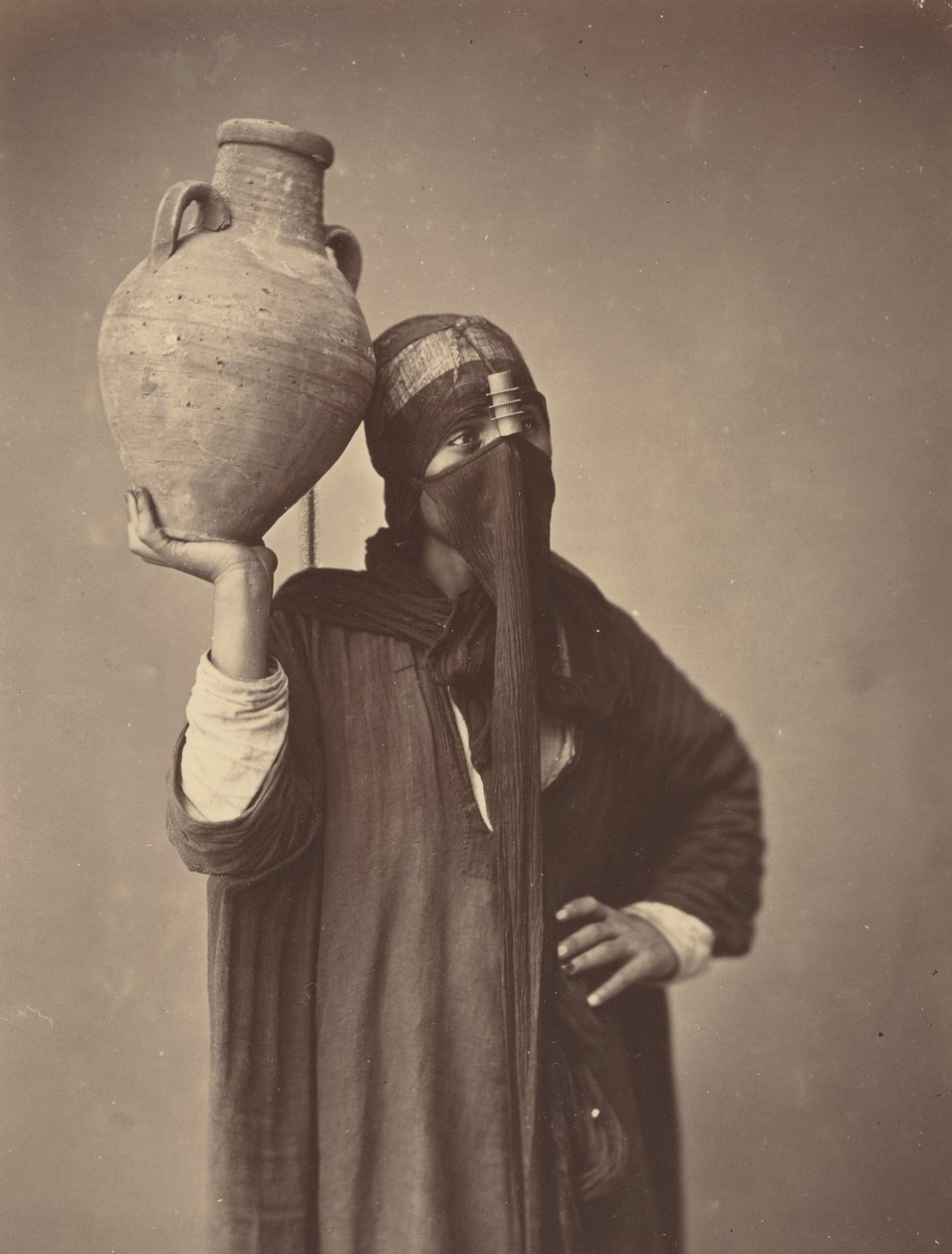 Wasserträgerin in Kairo, um 1870 von Félix Bonfils