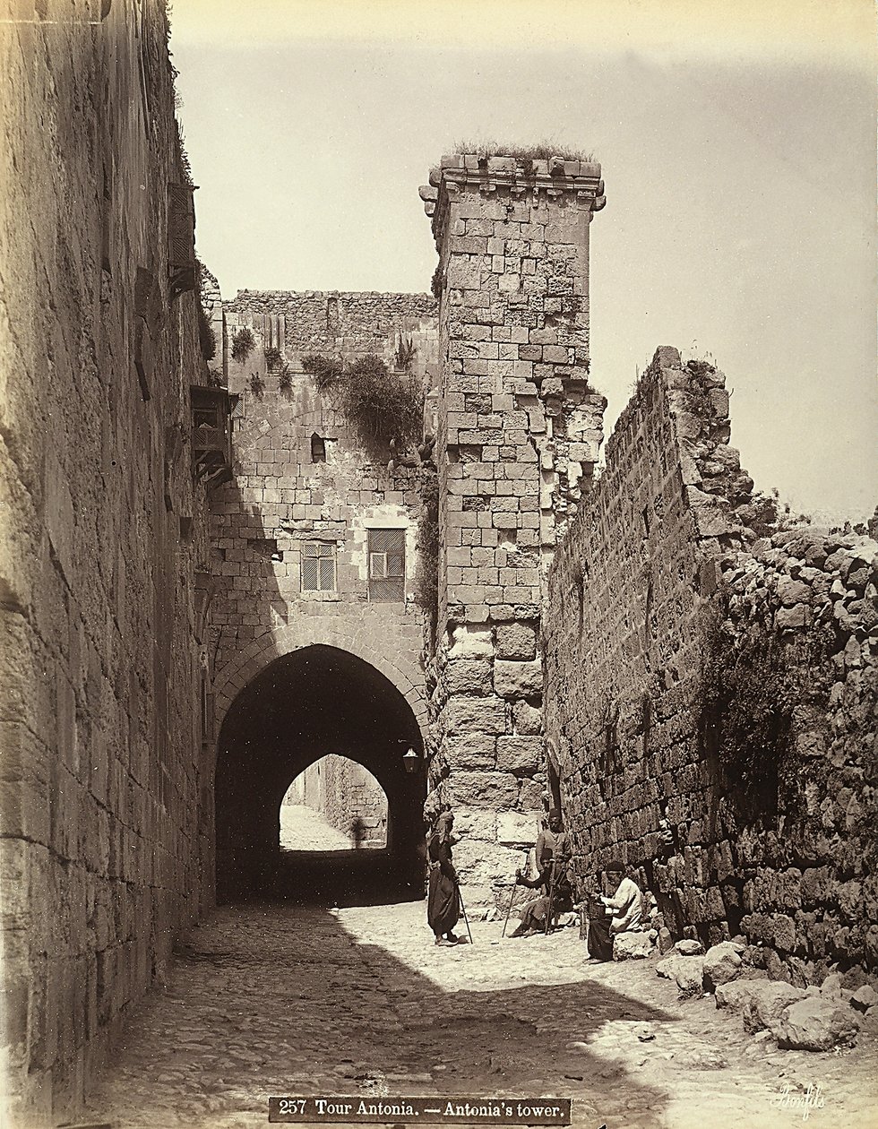 Der Antonia-Turm in Jerusalem. Einige Männer ruhen sich nahe den Mauern aus von Félix Bonfils