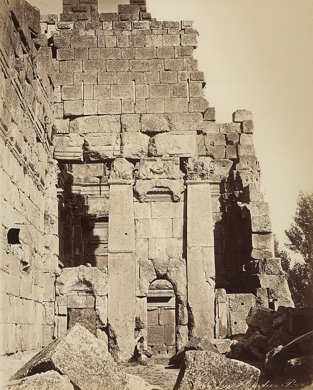 Die Propyläen des Tempels des Jupiter oder des Sonnentempels, in der archäologischen Zone von Heliopolis oder Baalbek, antike syrische Stadt, jetzt Libanon von Félix Bonfils