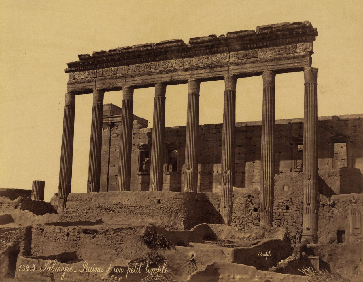 Freistehende Kolonnade vor einem Tempel in Palmyra, Syrien von Félix Bonfils