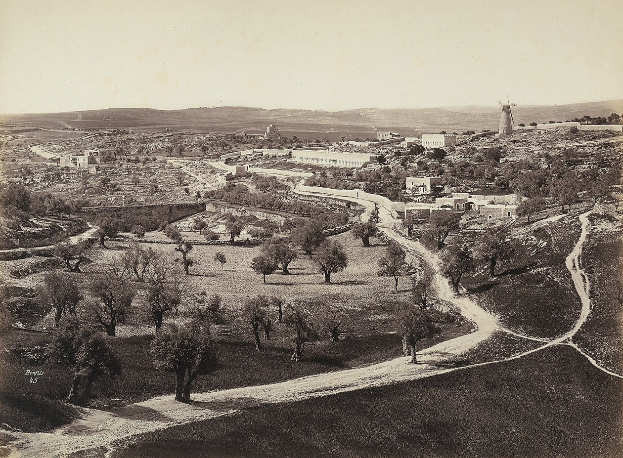 Tal-Landschaft mit einer Windmühle und Olivenhainen von Félix Bonfils