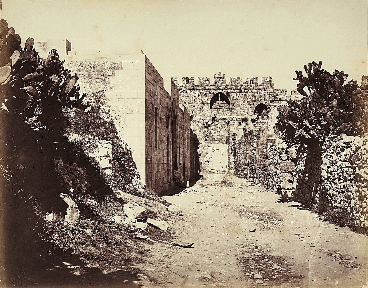 Ansicht eines Abschnitts der Stadtmauern und des Hauses der Heiligen Anna in Jerusalem von Félix Bonfils