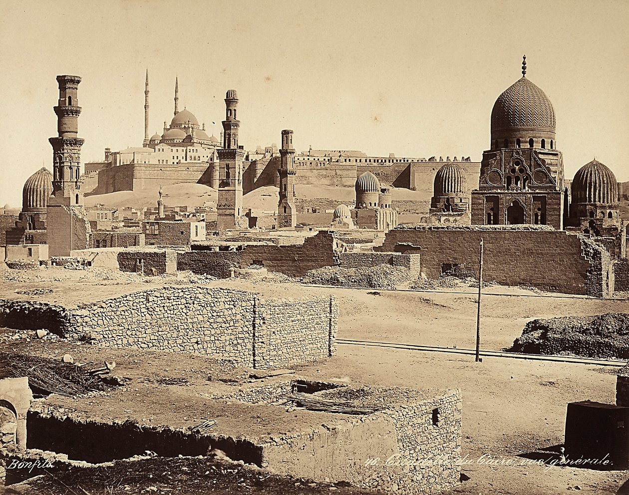 Blick auf die Zitadelle mit zahlreichen antiken Denkmälern und Funden, in Kairo, Ägypten von Félix Bonfils
