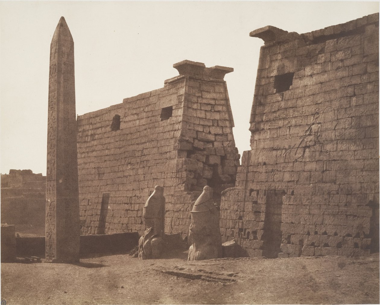 Luxor (Theben), früherer Bau - Pylon, Kolosse und Obelisk von Félix Teynard