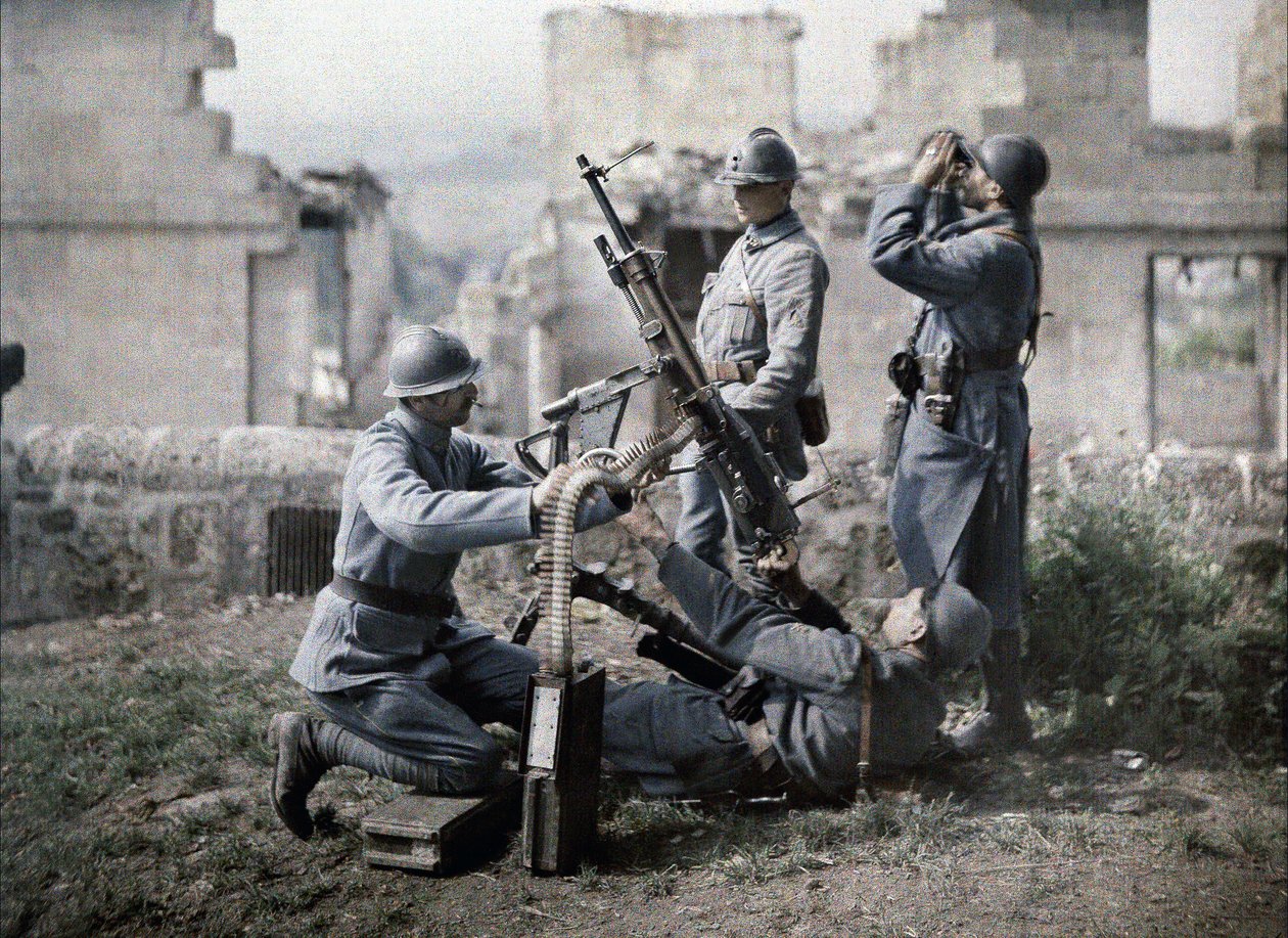 Eine französische Maschinengewehrabteilung hat während der Schlacht an der Aisne, Frankreich, 1917, in den Ruinen Stellung bezogen von Fernand Cuville